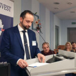 Mężczyzna przy mównicy