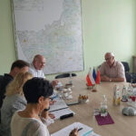 Grupa robocza projektu na sali konferencyjnej