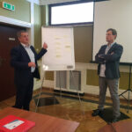 Prowadzący warsztaty przy tablicy