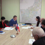 Grupa robocza przy stole konferencyjnym